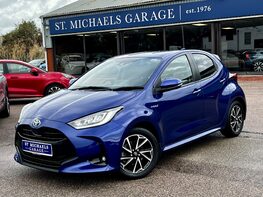 Toyota Yaris DESIGN FHEV 1