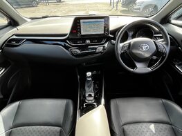 Toyota C-HR EXCEL 2