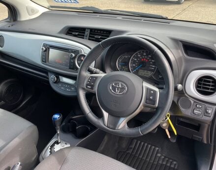 Toyota Yaris T4 HYBRID 17