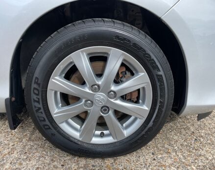 Toyota Yaris T4 HYBRID 13