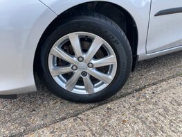 Toyota Yaris T4 HYBRID 3