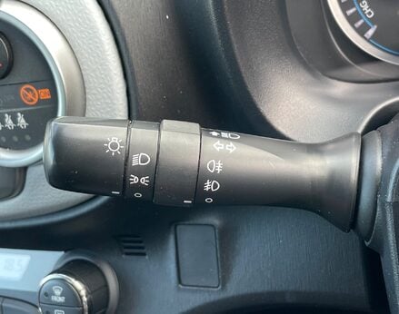 Toyota Yaris T4 HYBRID 37