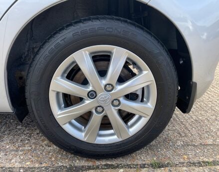 Toyota Yaris T4 HYBRID 15