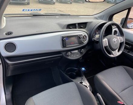 Toyota Yaris T4 HYBRID 23