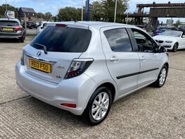 Toyota Yaris T4 HYBRID 8