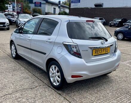 Toyota Yaris T4 HYBRID 9