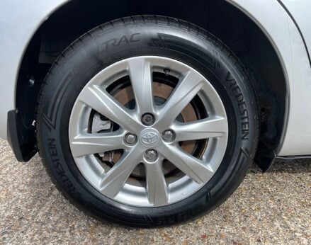 Toyota Yaris T4 HYBRID 16