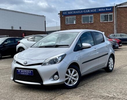 Toyota Yaris T4 HYBRID 1