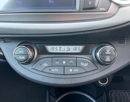 Toyota Yaris T4 HYBRID 32