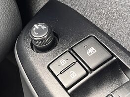 Toyota Yaris DESIGN FHEV 56