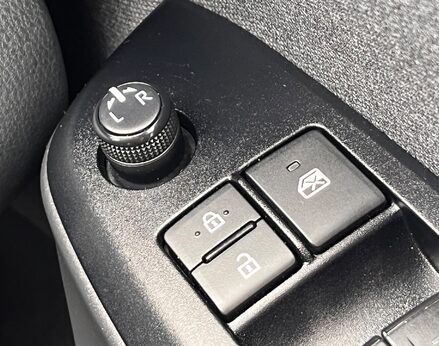 Toyota Yaris DESIGN FHEV 56