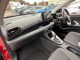 Toyota Yaris DESIGN FHEV 17