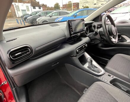 Toyota Yaris DESIGN FHEV 17