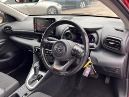 Toyota Yaris DESIGN FHEV 18