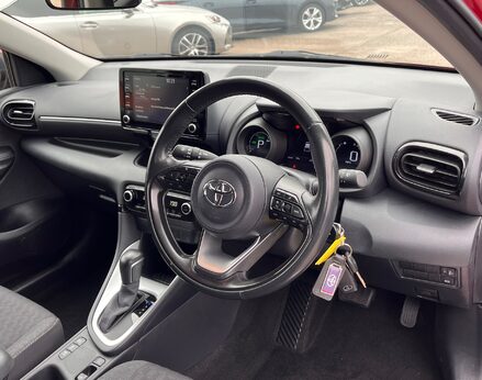 Toyota Yaris DESIGN FHEV 18