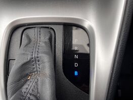 Toyota Yaris DESIGN FHEV 48