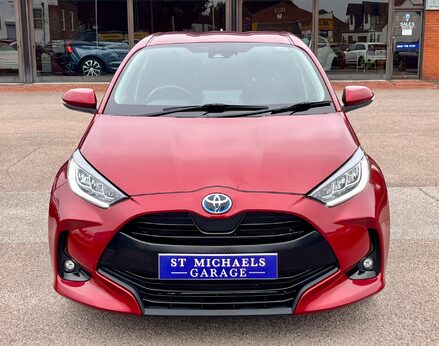 Toyota Yaris DESIGN FHEV 5