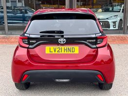 Toyota Yaris DESIGN FHEV 6