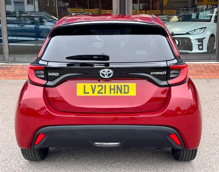 Toyota Yaris DESIGN FHEV 6