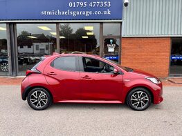 Toyota Yaris DESIGN FHEV 10