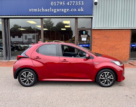 Toyota Yaris DESIGN FHEV 10