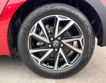 Toyota Yaris DESIGN FHEV 14