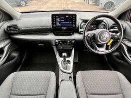 Toyota Yaris DESIGN FHEV 2