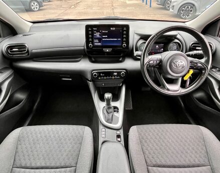 Toyota Yaris DESIGN FHEV 2