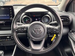 Toyota Yaris DESIGN FHEV 20
