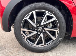 Toyota Yaris DESIGN FHEV 15