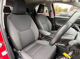 Toyota Yaris DESIGN FHEV 58