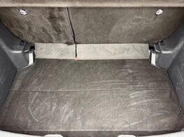 Toyota Yaris DESIGN FHEV 64