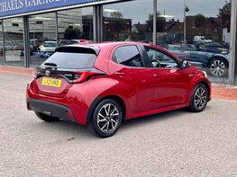 Toyota Yaris DESIGN FHEV 8