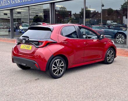 Toyota Yaris DESIGN FHEV 8