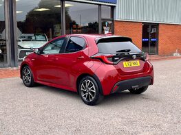 Toyota Yaris DESIGN FHEV 9