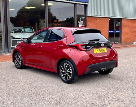 Toyota Yaris DESIGN FHEV 9