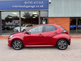 Toyota Yaris DESIGN FHEV 11