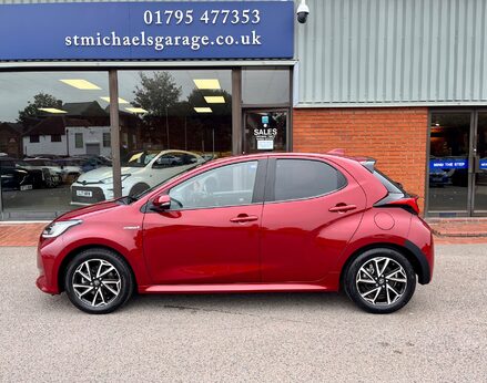 Toyota Yaris DESIGN FHEV 11