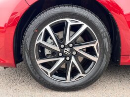 Toyota Yaris DESIGN FHEV 13