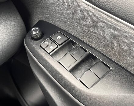 Toyota Yaris DESIGN FHEV 57