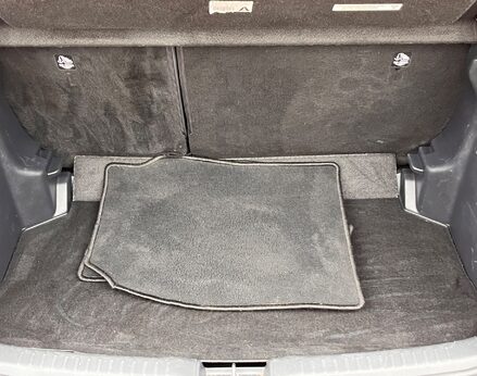 Toyota Yaris DESIGN FHEV 63