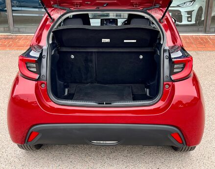 Toyota Yaris DESIGN FHEV 62