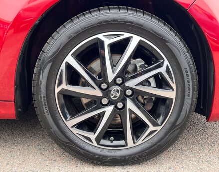 Toyota Yaris DESIGN FHEV 16