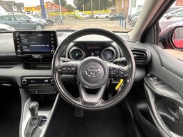 Toyota Yaris DESIGN FHEV 19