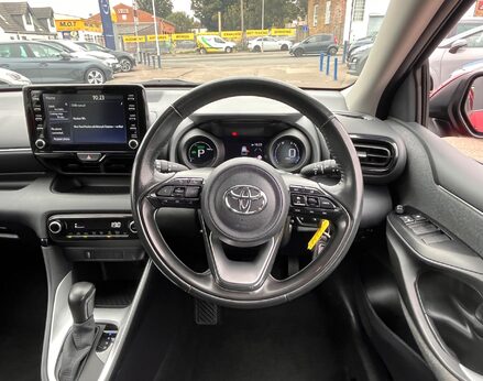 Toyota Yaris DESIGN FHEV 19