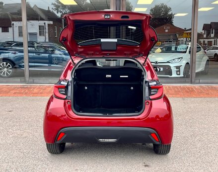 Toyota Yaris DESIGN FHEV 61