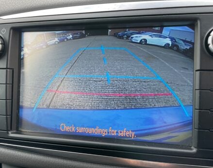 Toyota Yaris VVT-I ICON 33