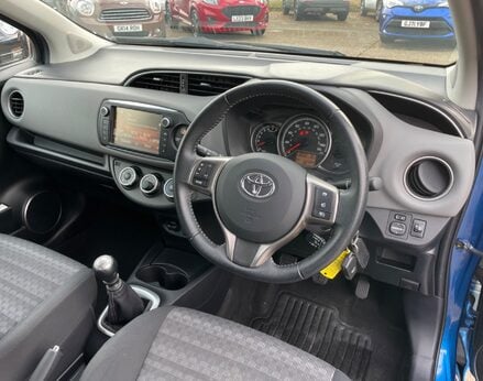 Toyota Yaris VVT-I ICON 17