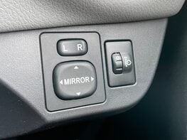 Toyota Yaris VVT-I ICON 44