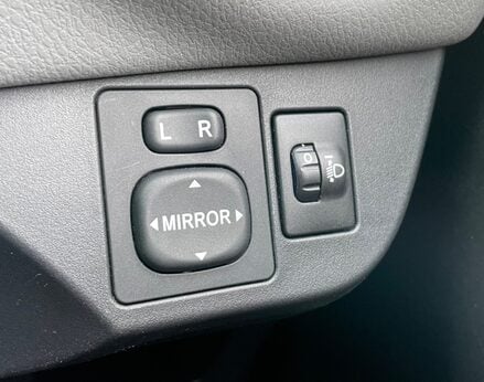 Toyota Yaris VVT-I ICON 44